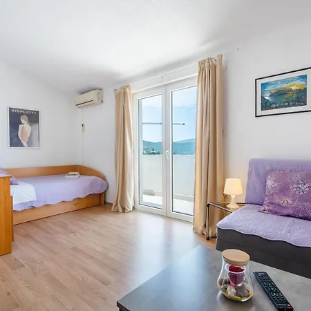 Apartament Lezenic *
