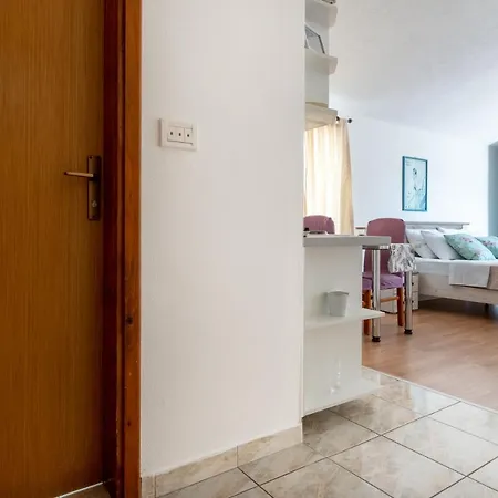 Apartament Lezenic *
