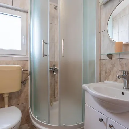 Apartament Lezenic *
